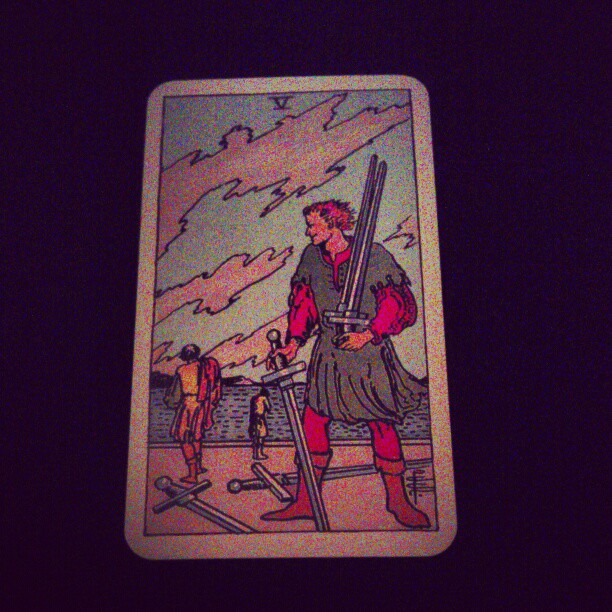 Fünf der Schwerter. Ob das ein gutes Zeichen ist? #Tageskarte #tarot #esoterik
