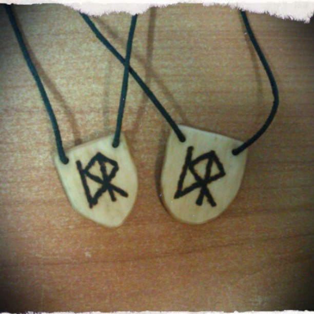 Aus Knochen gefertigte Runenamulette #runen #esoterik #schamanismus #spiritualität