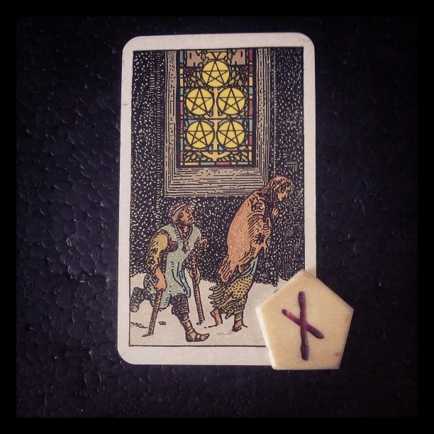 Heute habe ich die 5 der Münzen und Naudhiz als Gefährten.... #Runen #tarot #esoterik #schamanismus