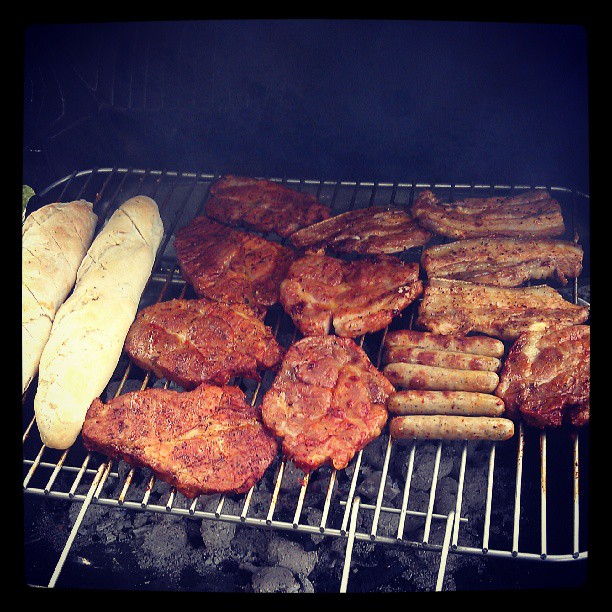 Yummy. Totes Tier und kräuterbutterbaguette... #grillen #antivegan