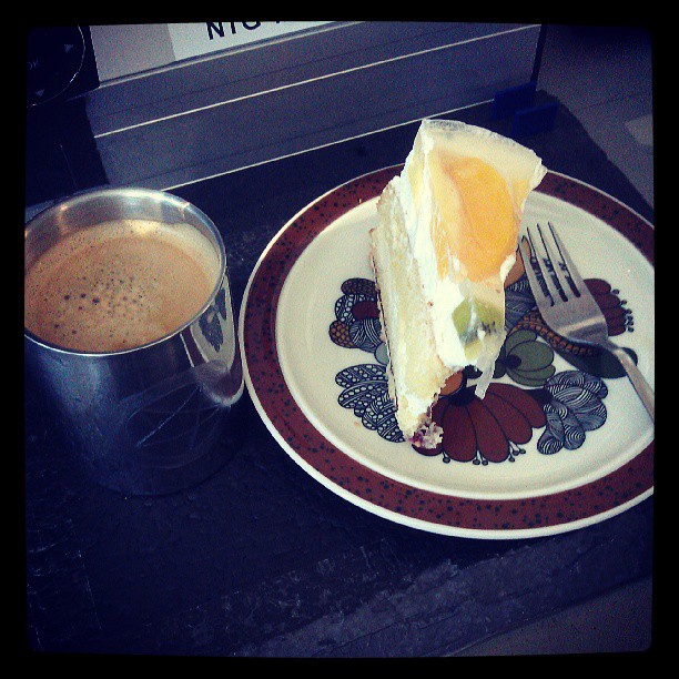 Guten Morgen! Torte zum Frühstück. So lässt es sich arbeiten. #torte #arbeit