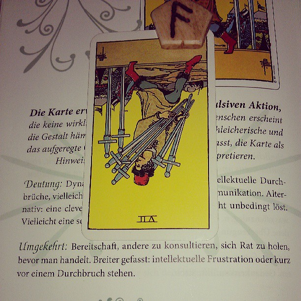 Heute Ansuz und Sieben der Schwerter umgekehrt. #tarot #runen #esoterik #schamanismus