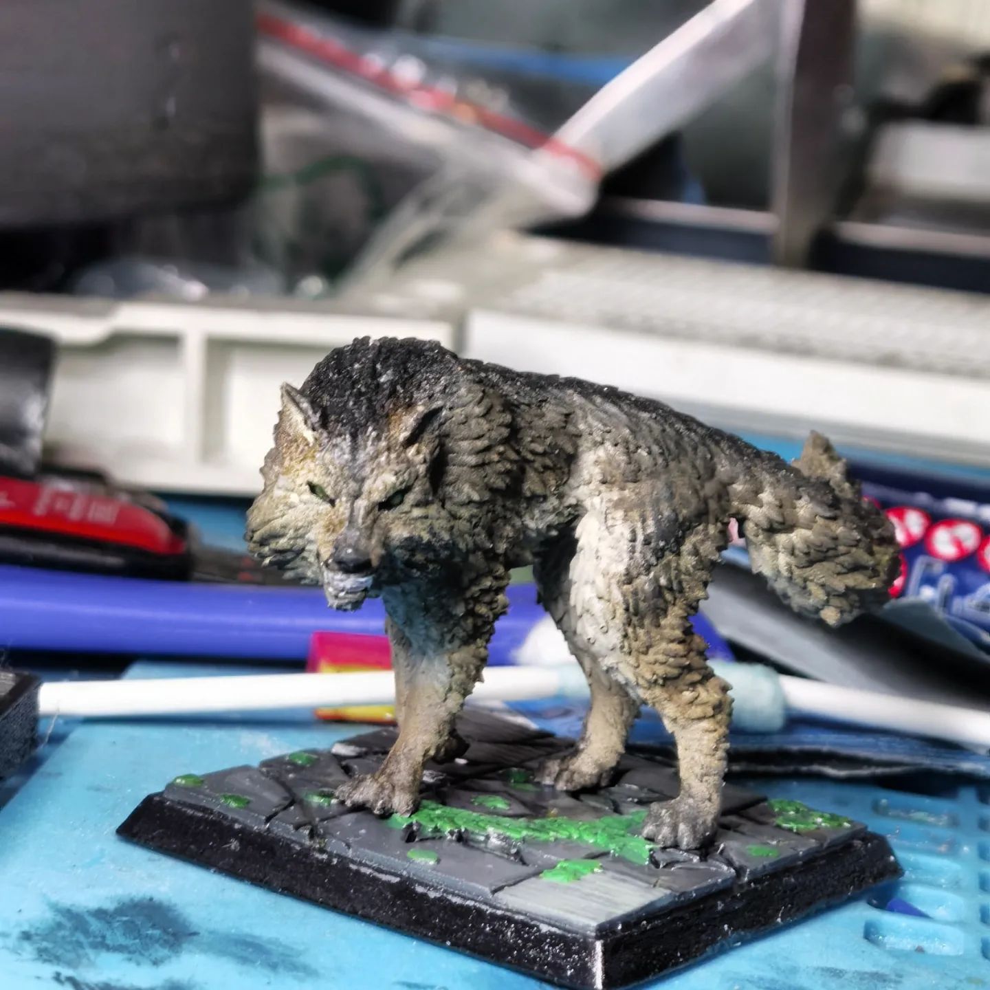 A painted and airbrushed miniaturewolf from @titanforgeminiatures  #miniatures #wolf #titanforge #vallejo #diy #art #tabletop #airbrush #airbrushing #slaprint #resinprinting