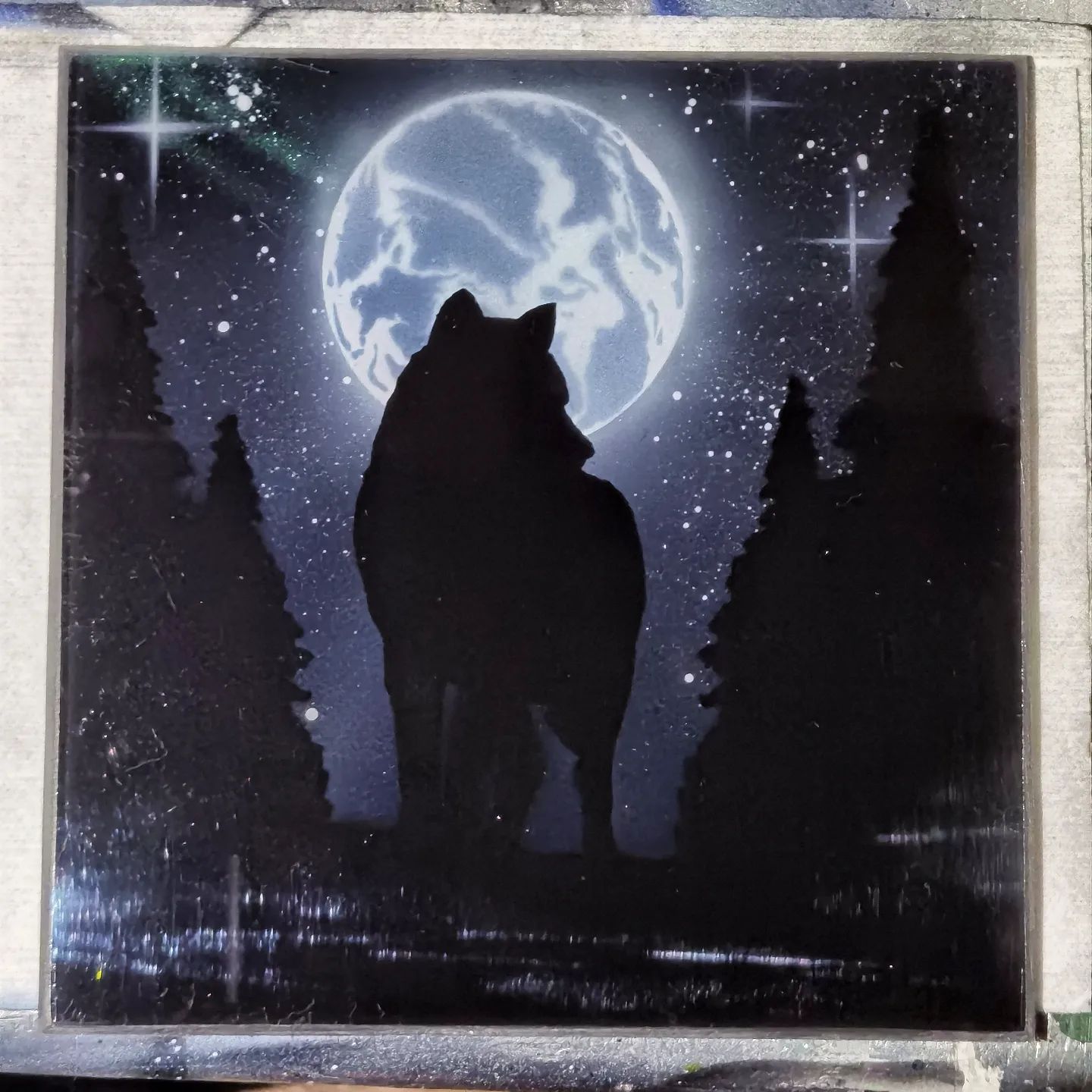New airbrush tryout. First time brushed a reversed glass artwork. Airbrushed on the back of a 5mm thick Acrylglass. I think its a great work.  #airbrush #airbrushart #reversedglasspainting  #airbrushing #acrylglass #luftpinsel #hinterglasmalerei #kunst #wolf #nightsky #art #moon #airbrushart