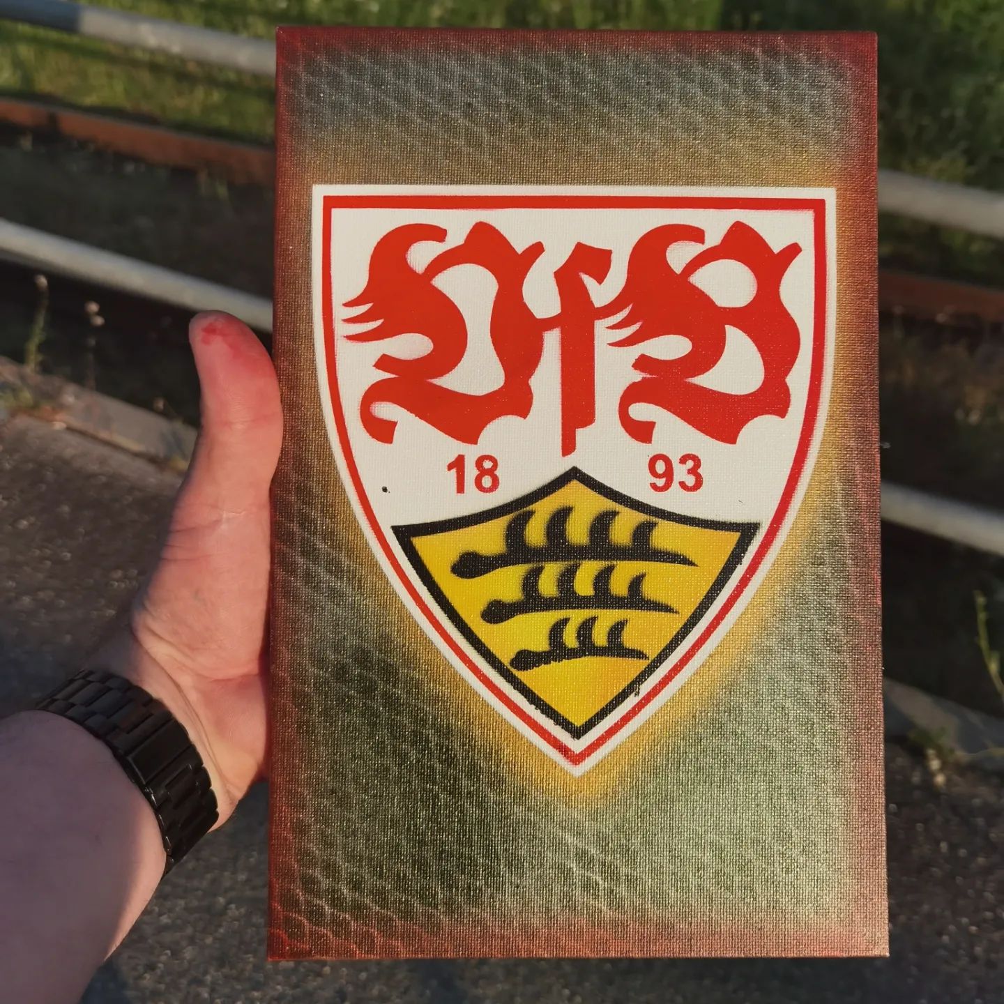 Latest Artwork we did today. This was brushed by my youngest son with my help. 
No, even this is the second time i did a VFB logo, im not a fan of this club, but my sons are.  #airbrush #airbrushart #kunst #vfbstuttgart #artwork #fanart #luftpinselkunst